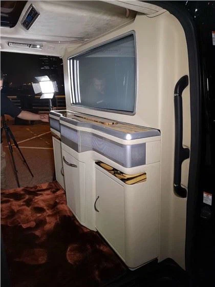 Pembahagian Van Mewah Dengan Tv